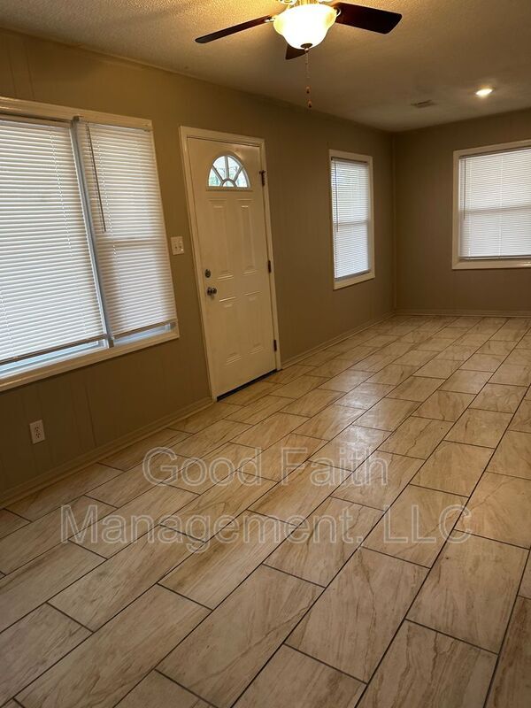 Building Photo - 1813 Alder Dr