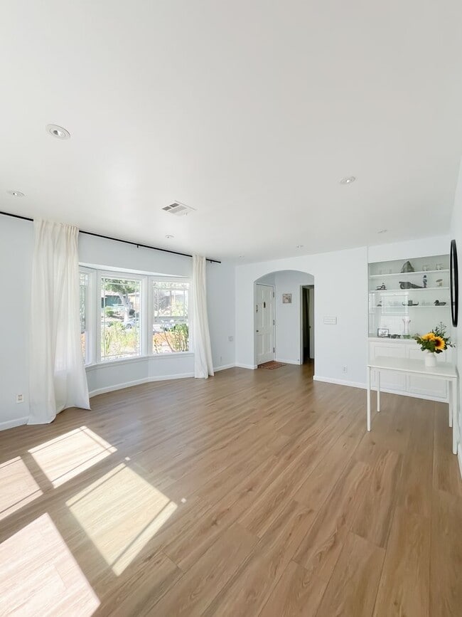 Building Photo - Charming Stand-Alone Home