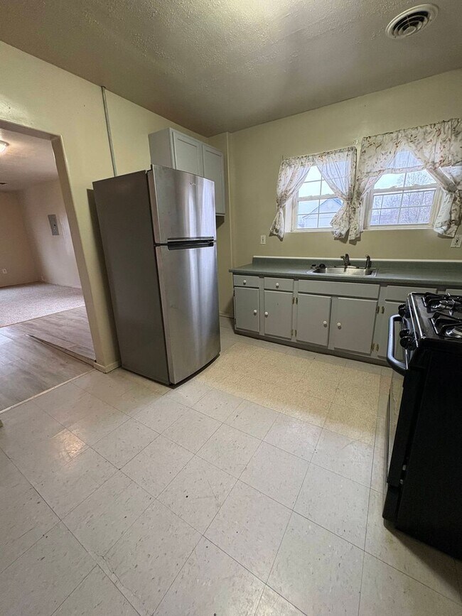 Building Photo - 695 Ewing St