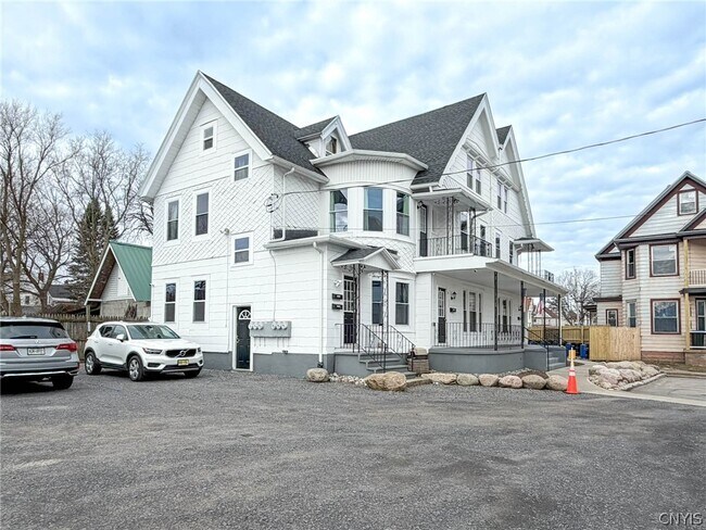 Building Photo - 1015 White Pl