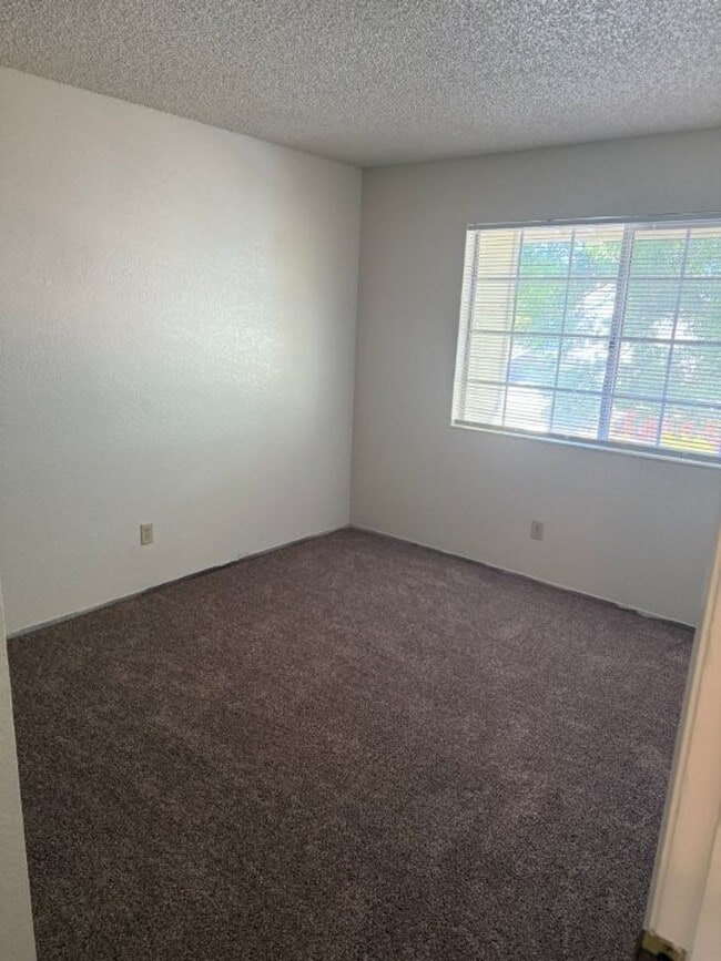 Building Photo - Browns Valley 3 Bedroom 2.5 Bath 2 Story w...