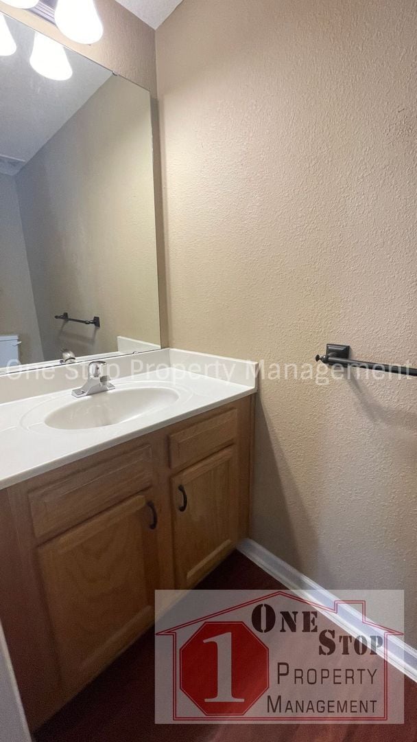 Building Photo - Gorgeous 3 bedroom / 2.5 bathroom in Grain...