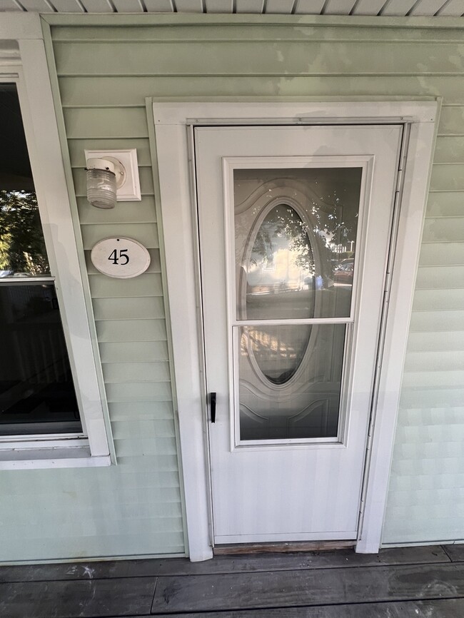Building Photo - Remodeled 2 bed, 1 bath with laundry