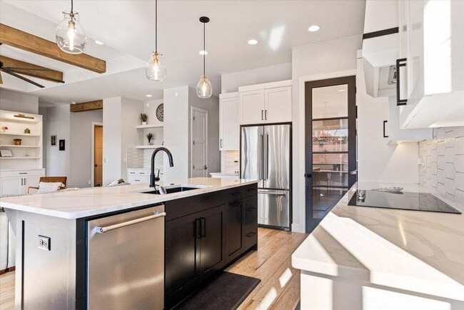 Building Photo - "Beautiful 4-Bed Oasis with 2.5 Baths in Serene Dixie Springs Community"
