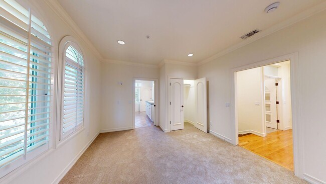 Building Photo - Spacious 4-bedroom 4.5 bath Home in a Gated Complex