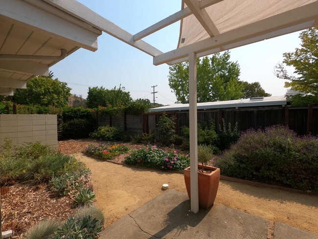 Building Photo - THREE BEDROOM / TWO BATH EICHLER HOME IN G...