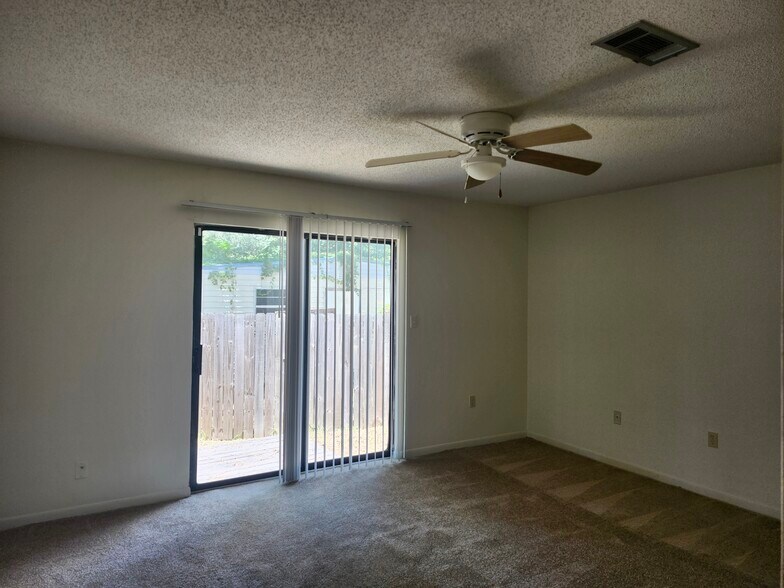 Master Bedroom - 25 6th St