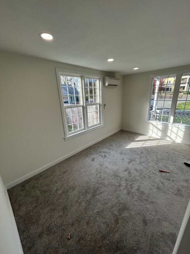 Building Photo - 2050 Roosevelt Ave