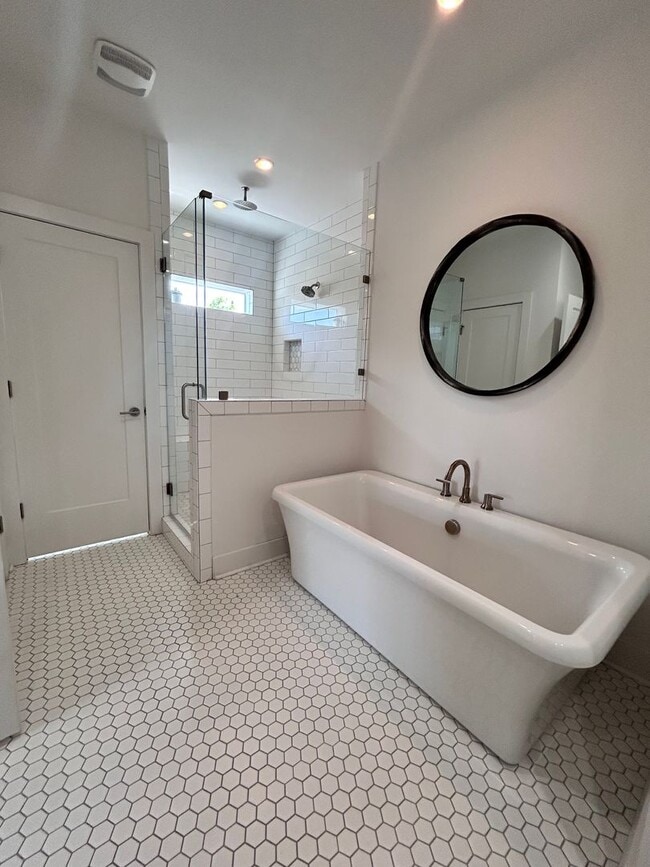 Building Photo - 913 14th Ave S