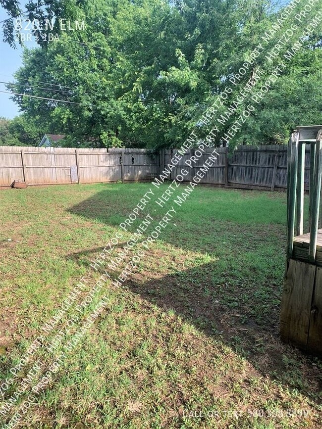 Building Photo - 820 N Elm-