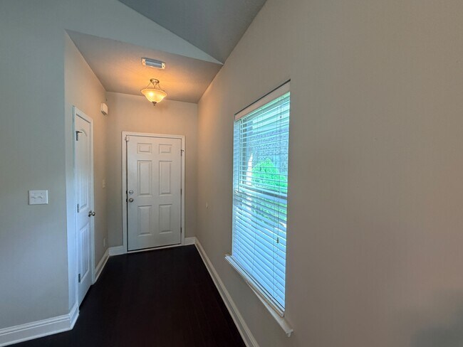 Building Photo - 2492 Bentridge Dr W