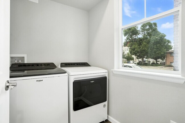Building Photo - 2-Bed, 2.5-Bath Townhome — 2 Weeks Free Rent!