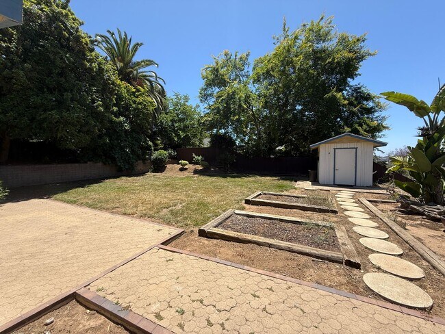Building Photo - Large Ranch-Style Home in Vista