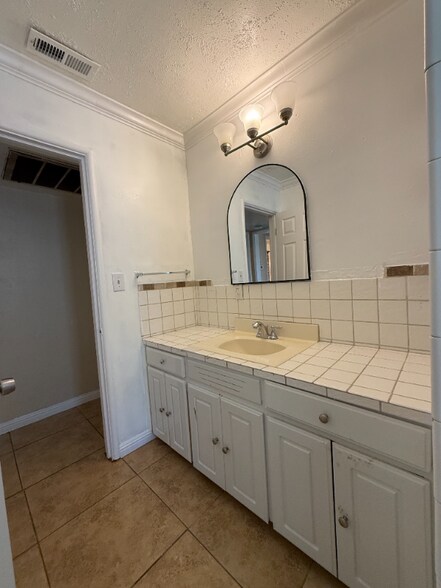 Building Photo - 4869 E Simpson Ave