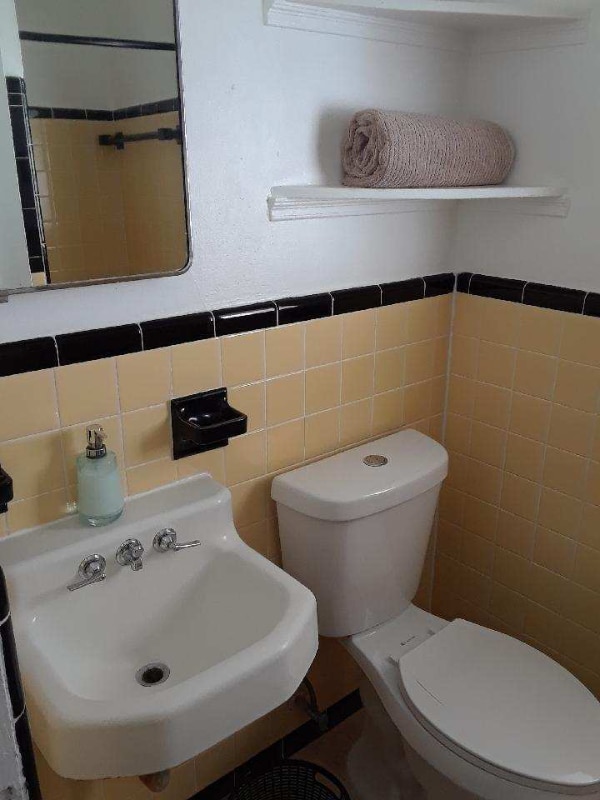 Building Photo - 6922 Bay Dr