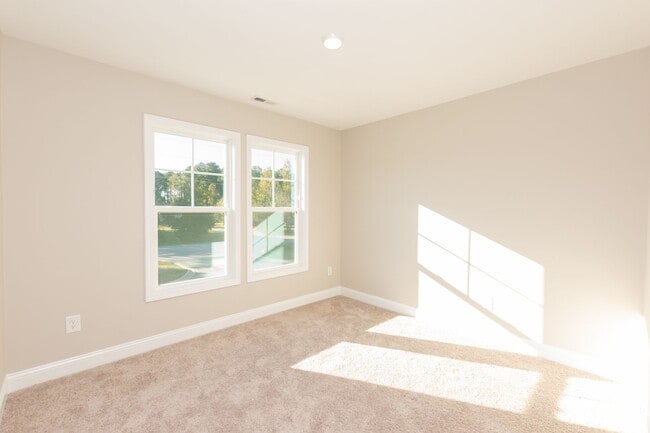 Building Photo - MOVE-IN READY