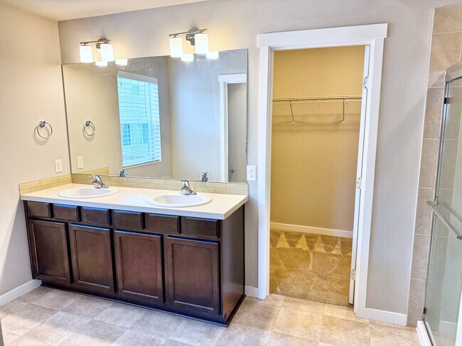 Building Photo - Seven Seven Oaks St SE