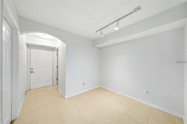 Building Photo - 823 Camargo Way