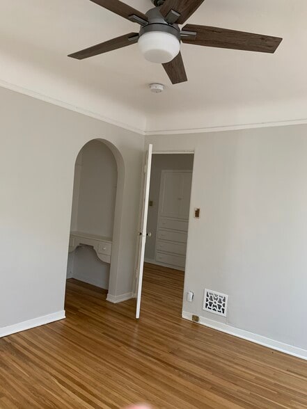 Building Photo - 449 N Hayworth Ave