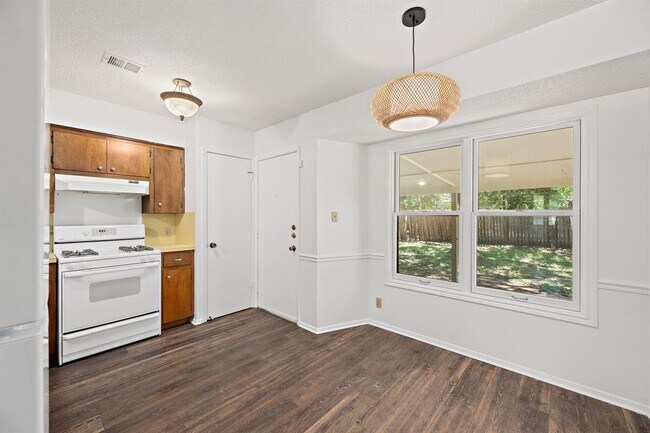 Building Photo - 806 Easy Day Cove