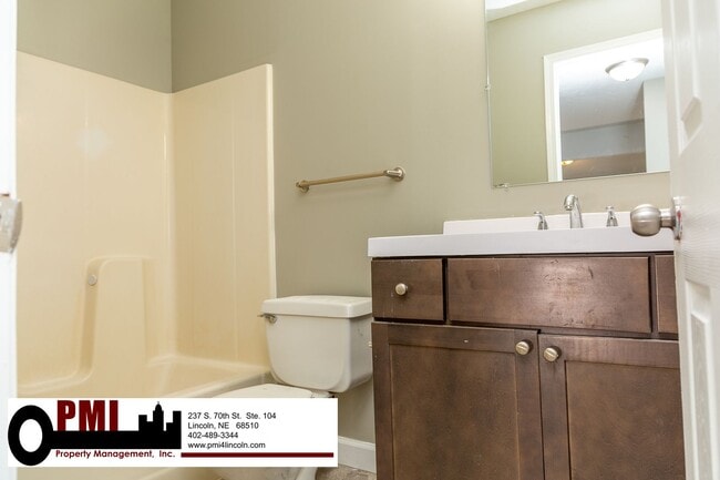 Building Photo - 3 Bedroom and 2 bathroom Duplex for Rent