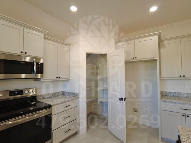 Building Photo - Siloam Springs- Single-Family Home- Beauti...