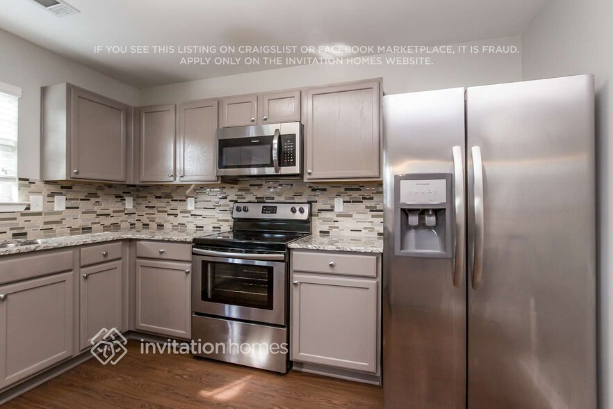 Building Photo - 2470 Mayfair Dr