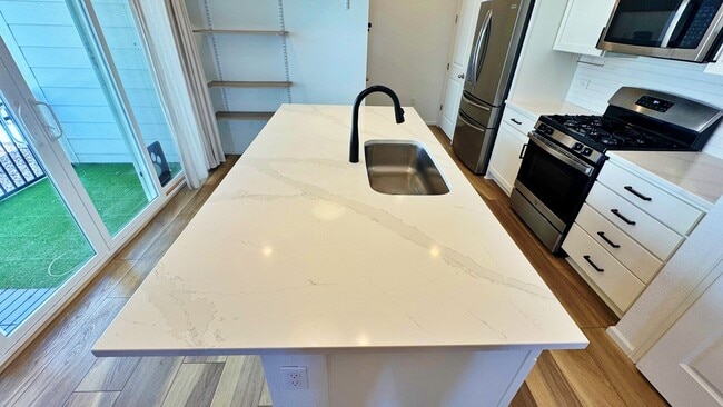 Building Photo - Fantastic Parkway Point 3 Bed 3 Bath 2 Car...