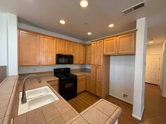 Building Photo - Great 3 Bedroom In Elk Grove