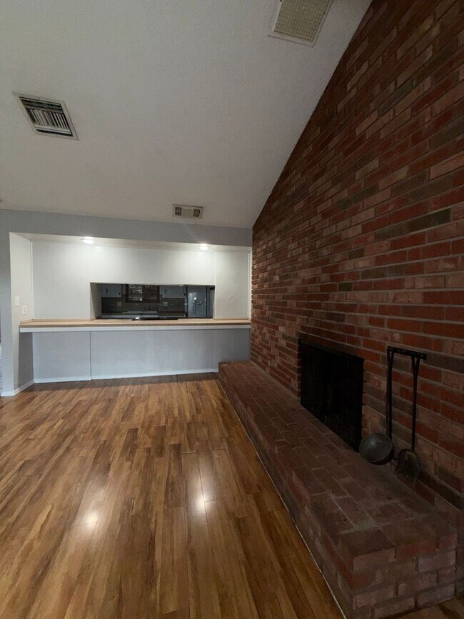 Building Photo - Beautiful 4 Bedroom House in NW Bakersfield with Pool!