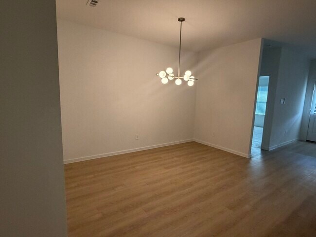 Building Photo - 523 Robin Ct