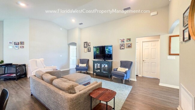 Building Photo - EXCEPTIONAL 3 BEDROOM/2 BATH HOME PLUS LARGE FENCED YARD! LONG TERM LEASE- UNFURNISHED!