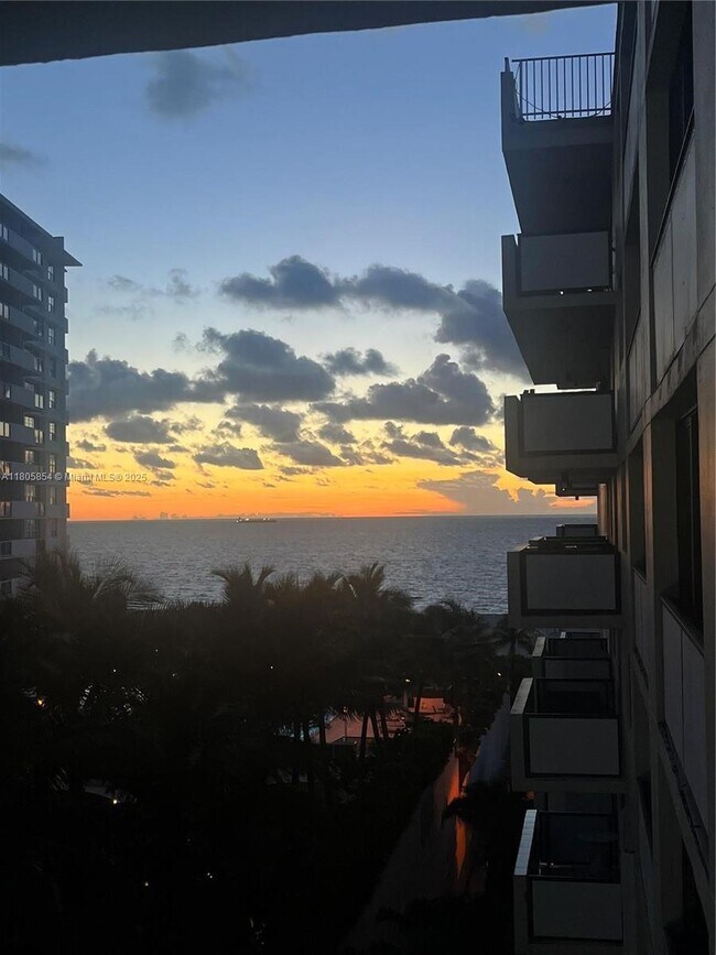 Building Photo - 1621 Collins Ave