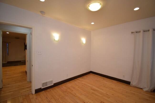 Building Photo - Bright & Updated 3 Bed Near Sugarhouse!!