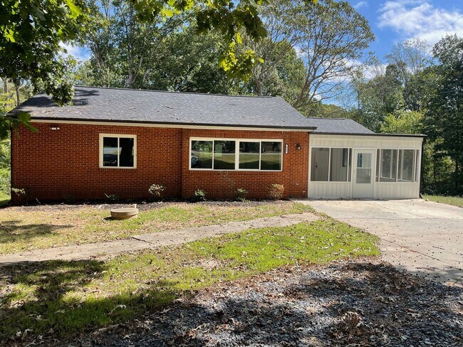 Building Photo - NEWLY REMODLED 3 BED, 2 BATH BRICK HOME LOCATED IN ASHEBORO! $1,750 RENT $1,750 DEPOSIT