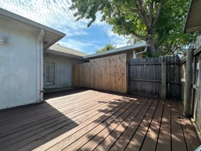 Building Photo - 5812 Falcon Crest Dr 76017