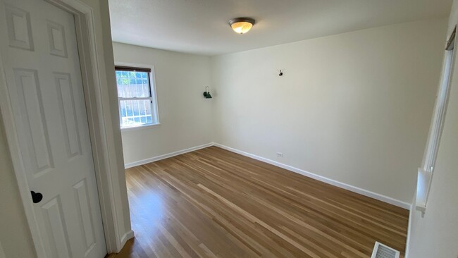 Building Photo - Recently Renovated 2 Bed 1.5 Bath Single F...