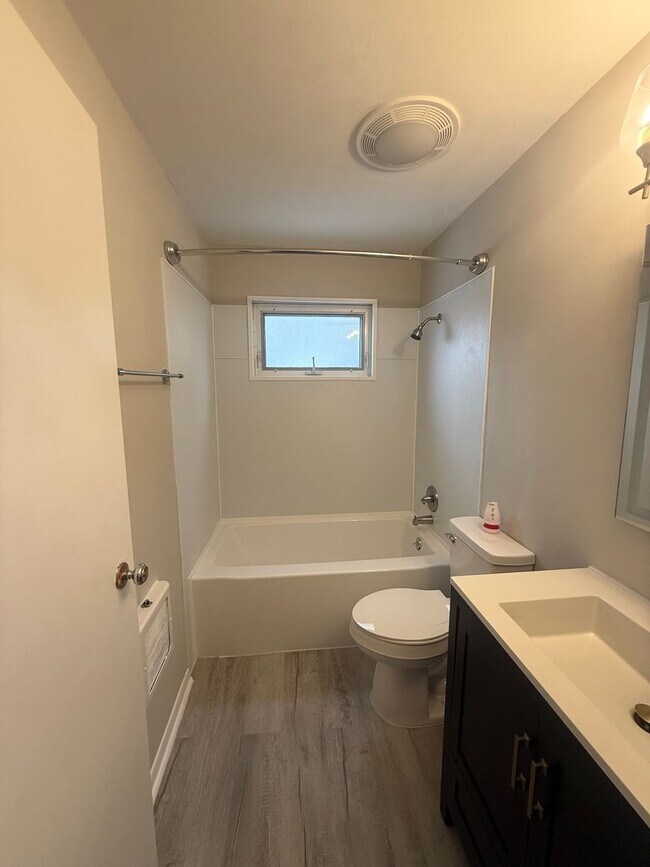 Building Photo - One bedroom upstairs apartment for rent