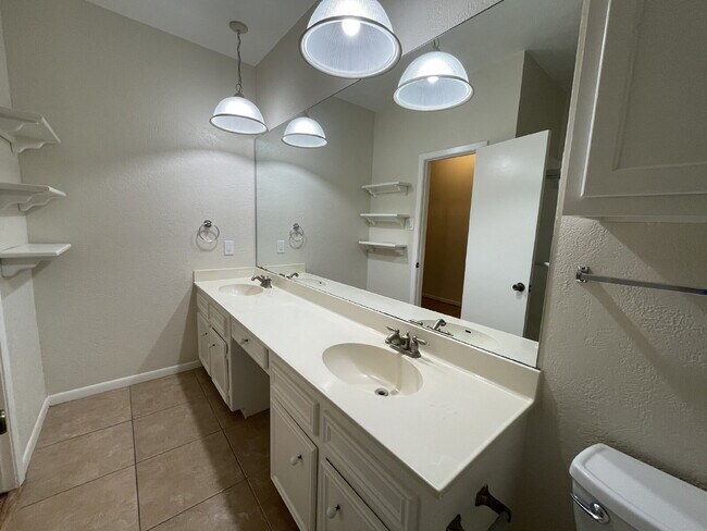 Building Photo - Live in the city of Panorama Village & enjoy all it has to offer: 27-hole golf course, 3 city par...