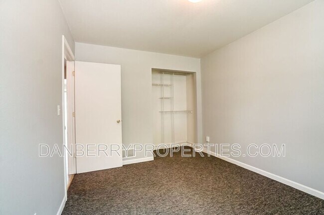 Building Photo - 3704 Willow Run Dr