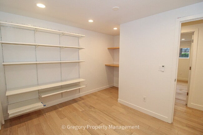 Building Photo - 604 9th Ave