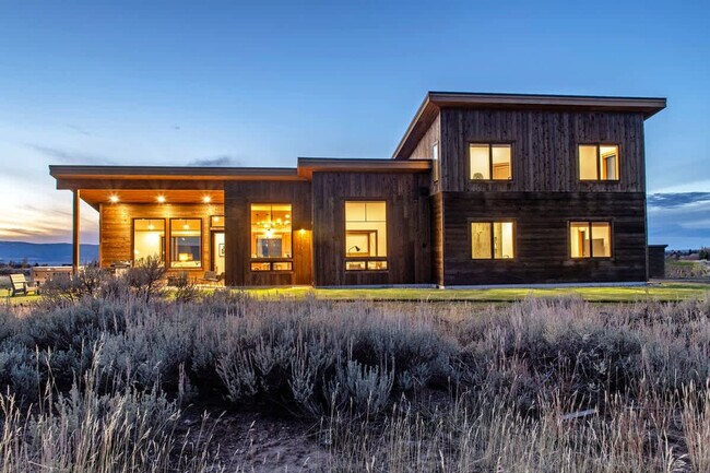 Building Photo - 3402 Alta Vista Dr