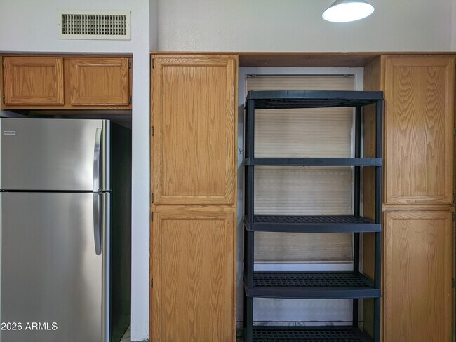 Building Photo - 1321 N Jamaica Way