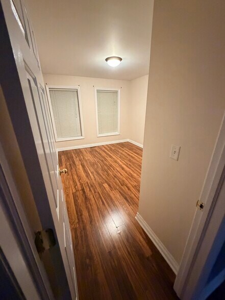 Building Photo - 5647 Hampshire Ln