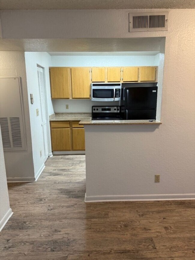 Building Photo - Lexington place ground fl One bedroom