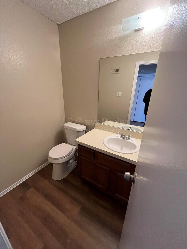 Building Photo - 5911 Shadydell Dr