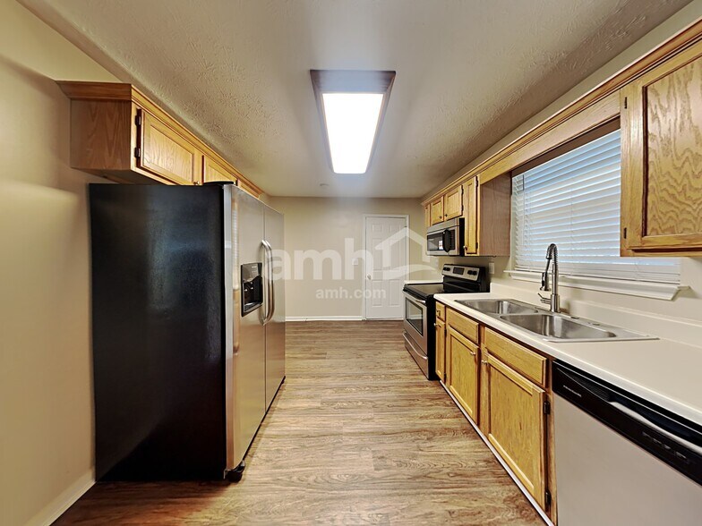 Building Photo - 322 Hillcrest Ln