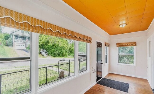 Building Photo - 424 E 10th St