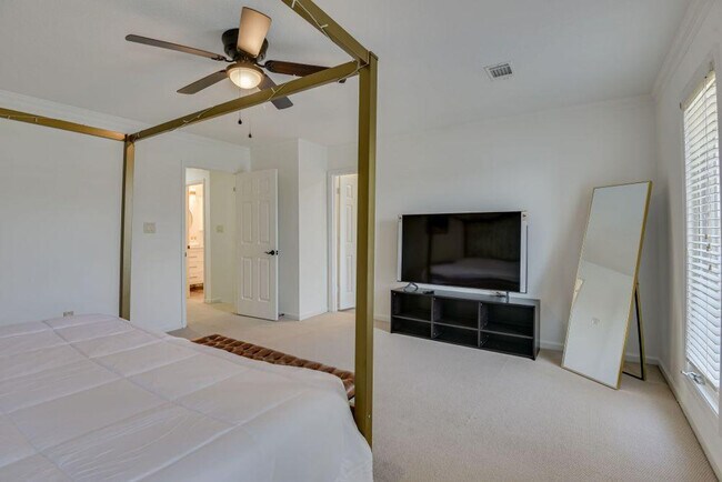 Building Photo - 110 Riverbend Dr