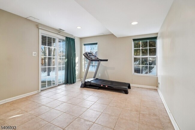 Building Photo - 163 Gladstone Dr